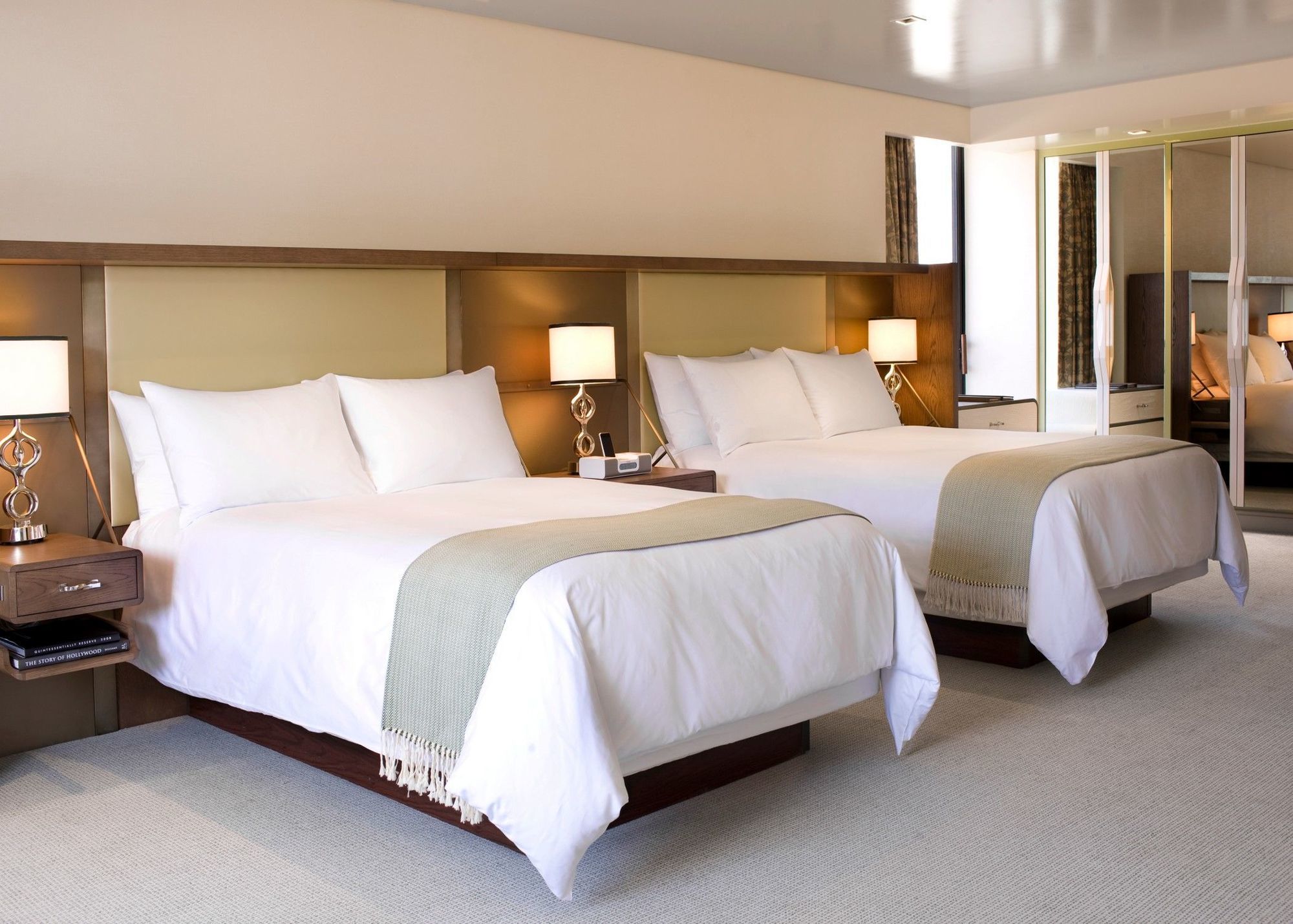 The London West Hollywood At Beverly Hills Екстер'єр фото A guest room at the MGM Grand
