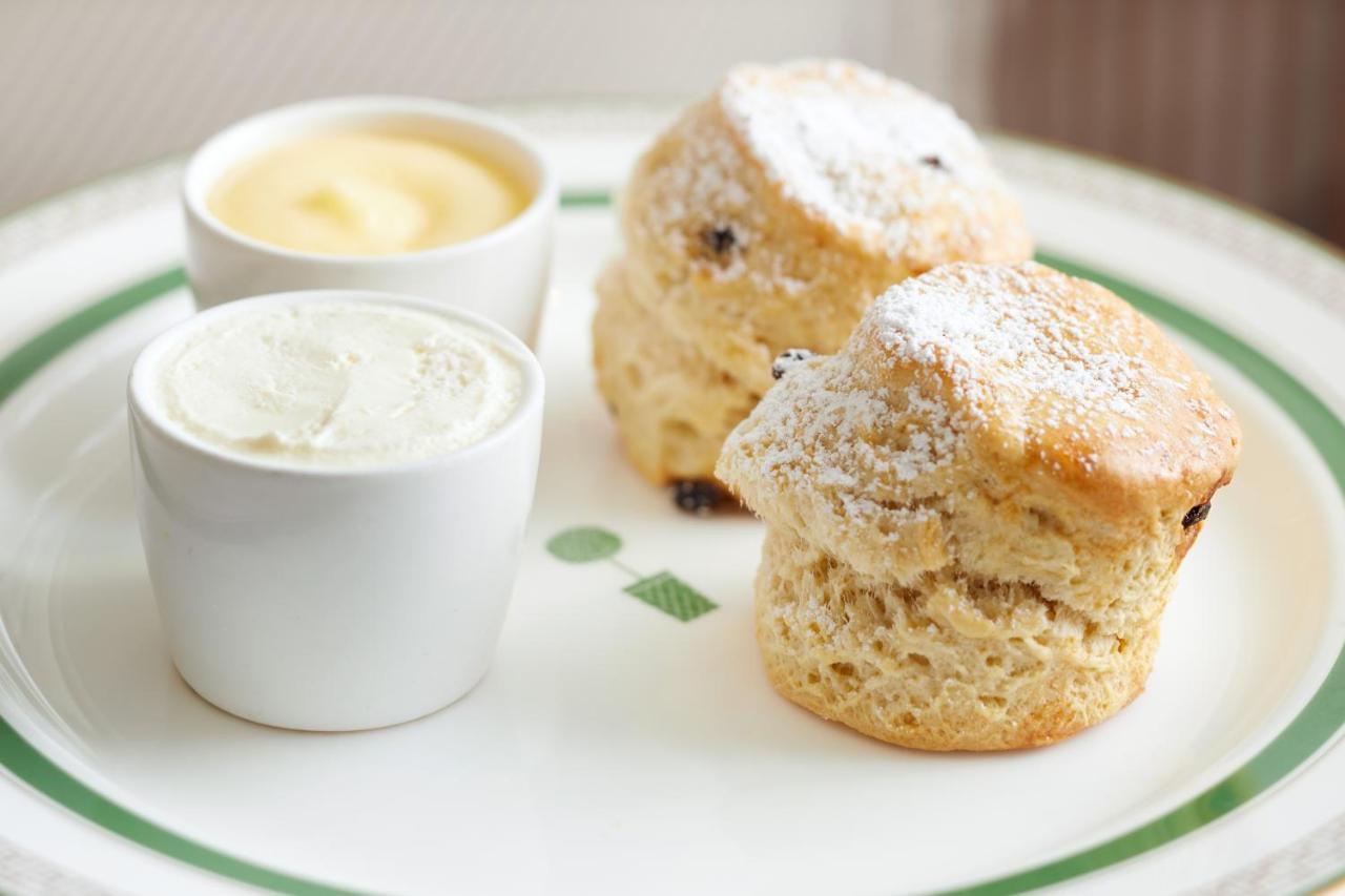 The London West Hollywood At Beverly Hills Екстер'єр фото Scones with clotted cream and jam