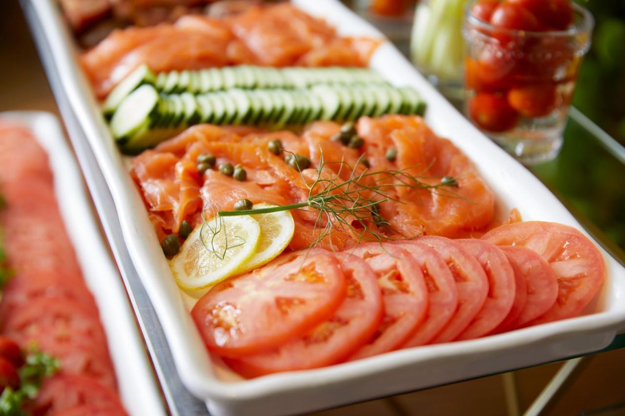 The London West Hollywood At Beverly Hills Екстер'єр фото Salmon and cucumber
