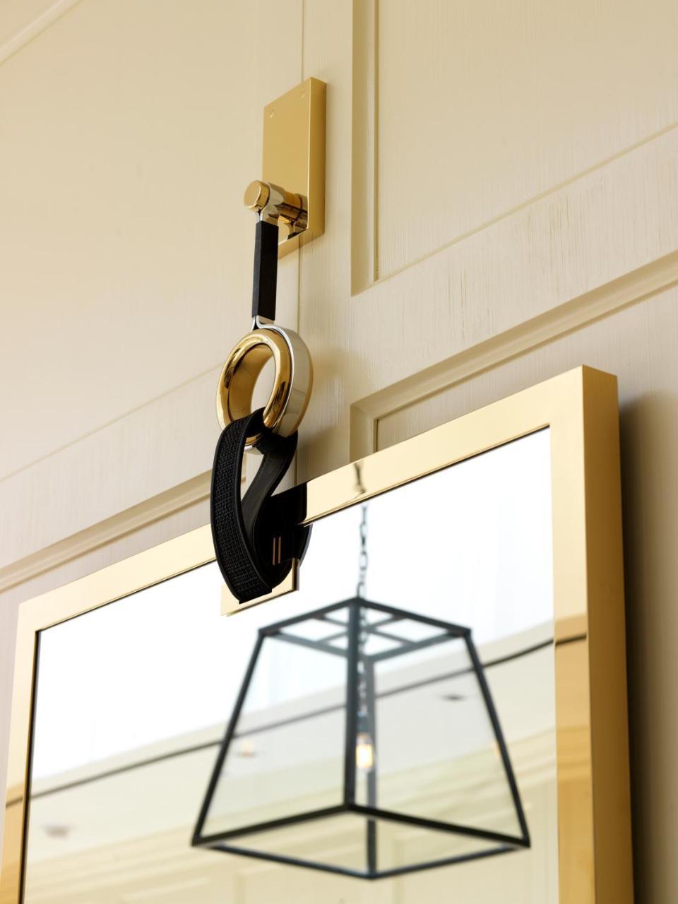 The London West Hollywood At Beverly Hills Екстер'єр фото A modern wall-mounted mirror